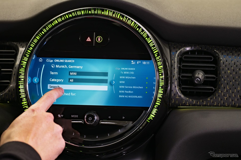 MINI ハッチバック 改良新型の新OS採用の8.8インチカラーディスプレイ《photo by MINI》