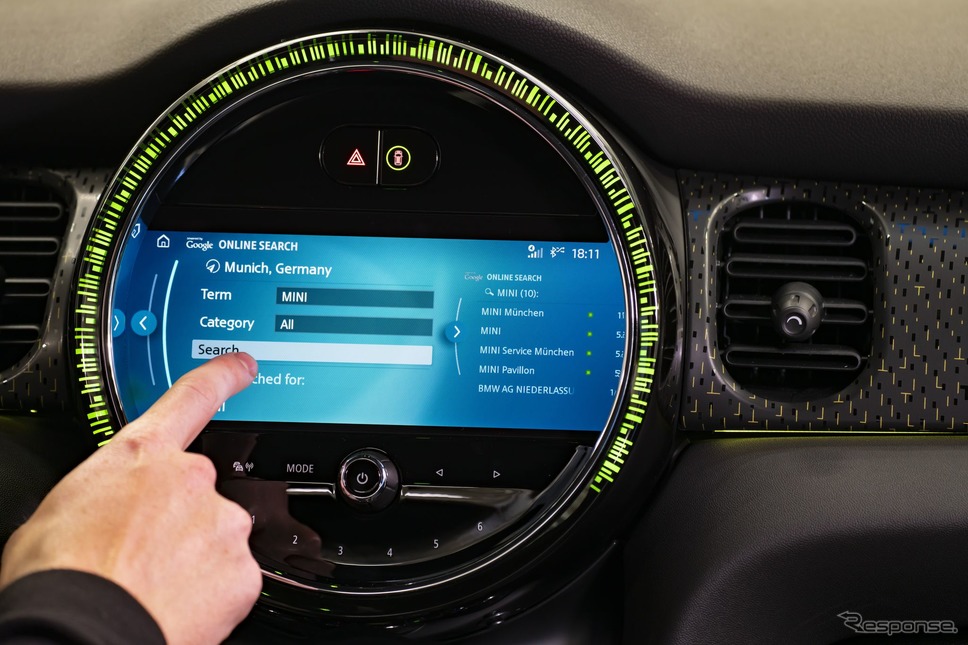MINI ハッチバック  改良新型の新OS採用の8.8インチカラーディスプレイ《photo by MINI》