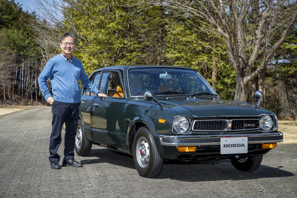 ホンダ シビック 初代モデルと片岡英明氏《写真撮影 山内潤也》