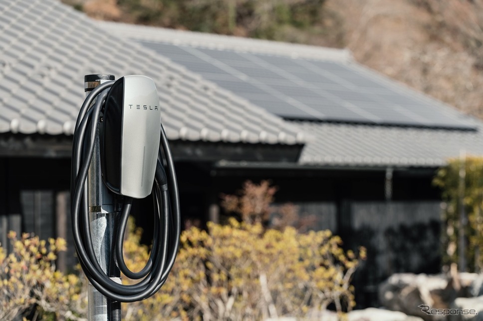 テスラ車両充電設備と太陽光パネル《写真提供 Tesla Motors Japan》
