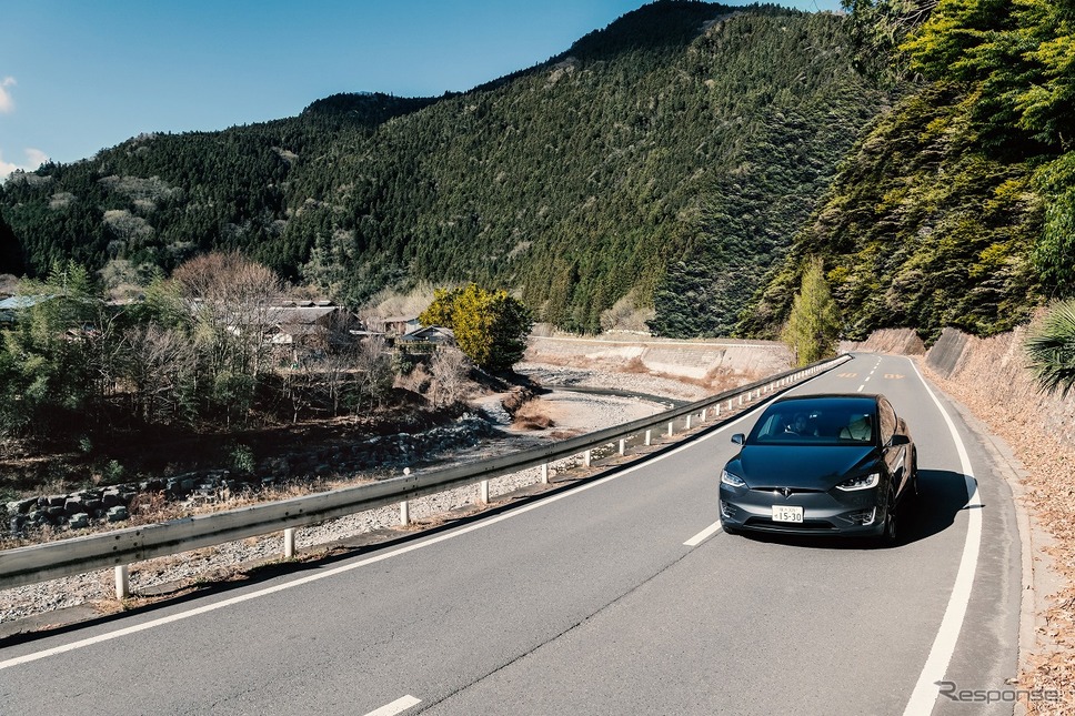 「古民家の宿 川の音」（左奥）と神流川、Model X《写真提供 Tesla Motors Japan》