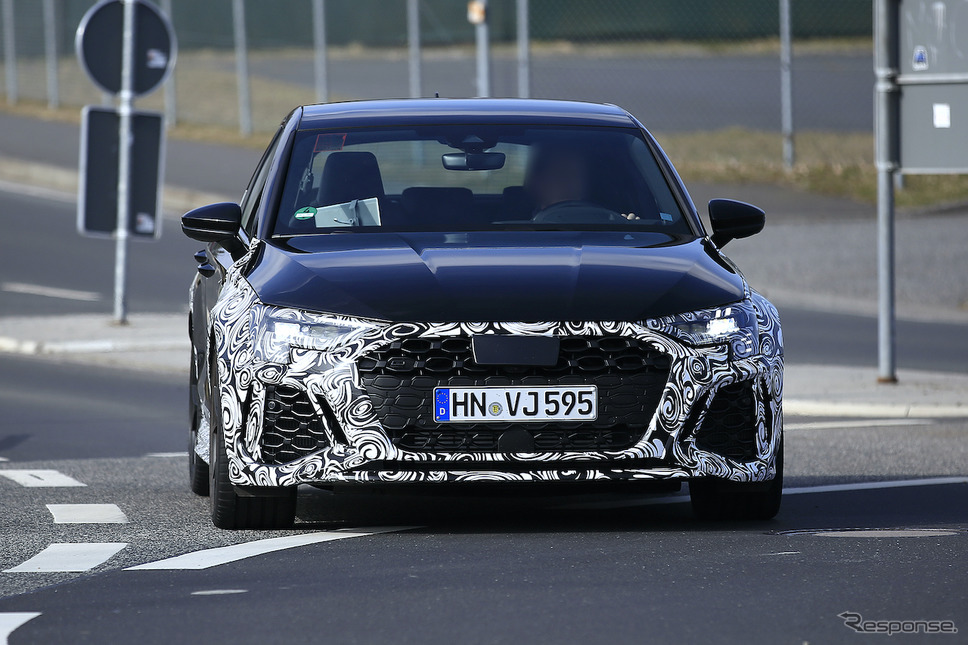 アウディ RS3スポーツバック 次期型プロトタイプ(スクープ写真)《APOLLO NEWS SERVICE》