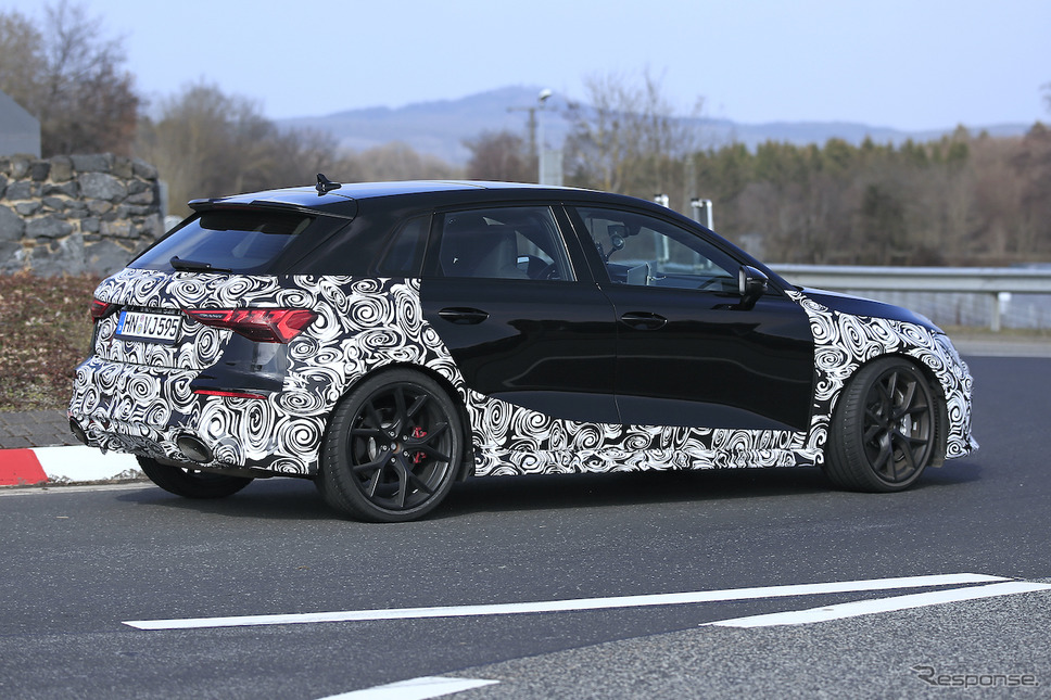 アウディ RS3スポーツバック 次期型プロトタイプ(スクープ写真)《APOLLO NEWS SERVICE》