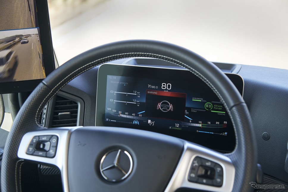 メルセデスベンツ・アクトロス の「アクティブサイドガードアシスト」《photo by Mercedes-Benz》