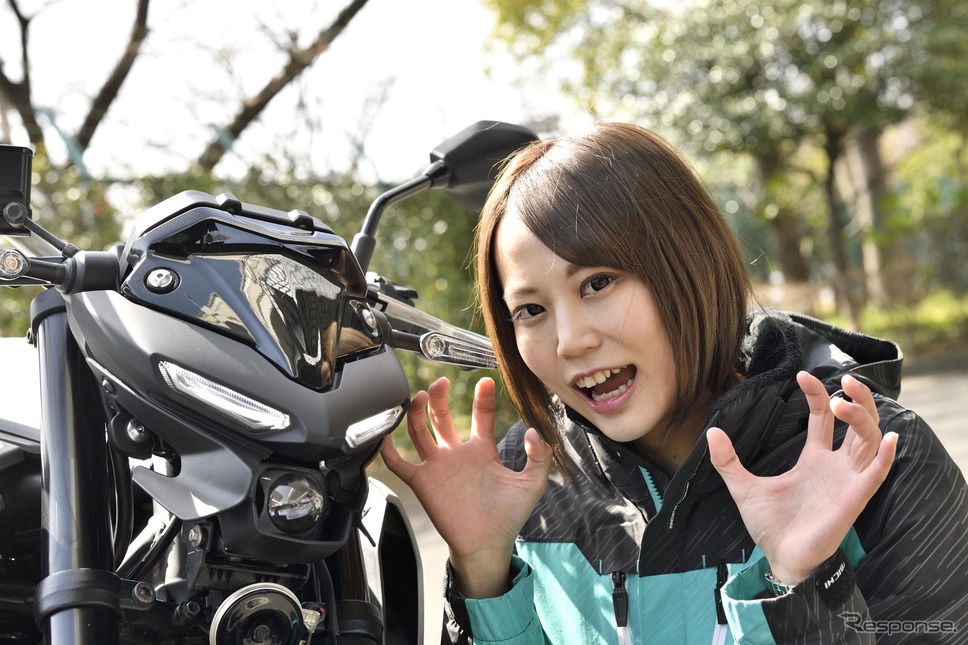 ヤマハ MT-25 と 小鳥遊レイラ 氏《写真撮影 雪岡直樹》