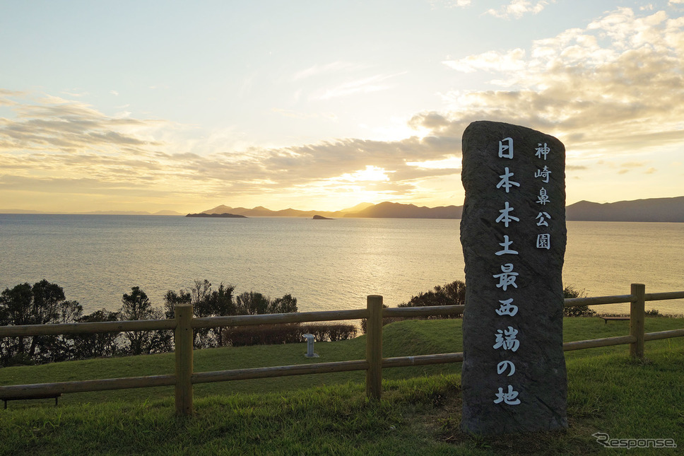 日本最西端の地、神崎鼻にて。対岸に平戸島があるため、遮るもののない大海原が広がるという感じではない。《写真撮影 井元康一郎》