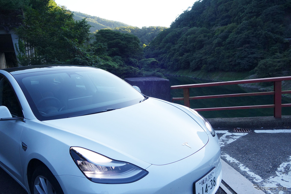 テスラ モデル3 ロングレンジAWD。京都・宇治の山中にて。《写真撮影 井元康一郎》