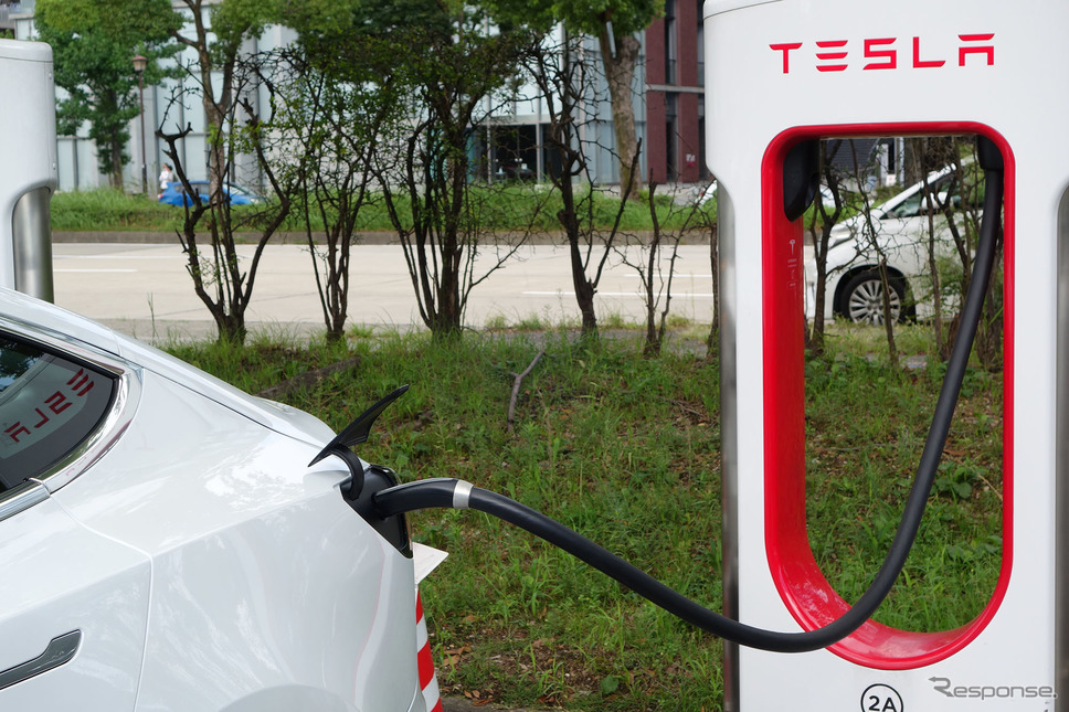 テスラ・スーパーチャージャーはプラグをクルマに差し込むだけで認証、充電制御から支払いまで全部が自動的に行われる。《写真撮影 井元康一郎》