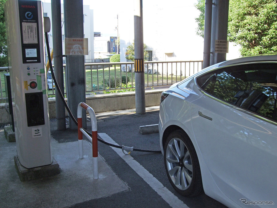日本規格のCHAdeMO充電器も試した。日産製の出力44kW機。《写真撮影 井元康一郎》