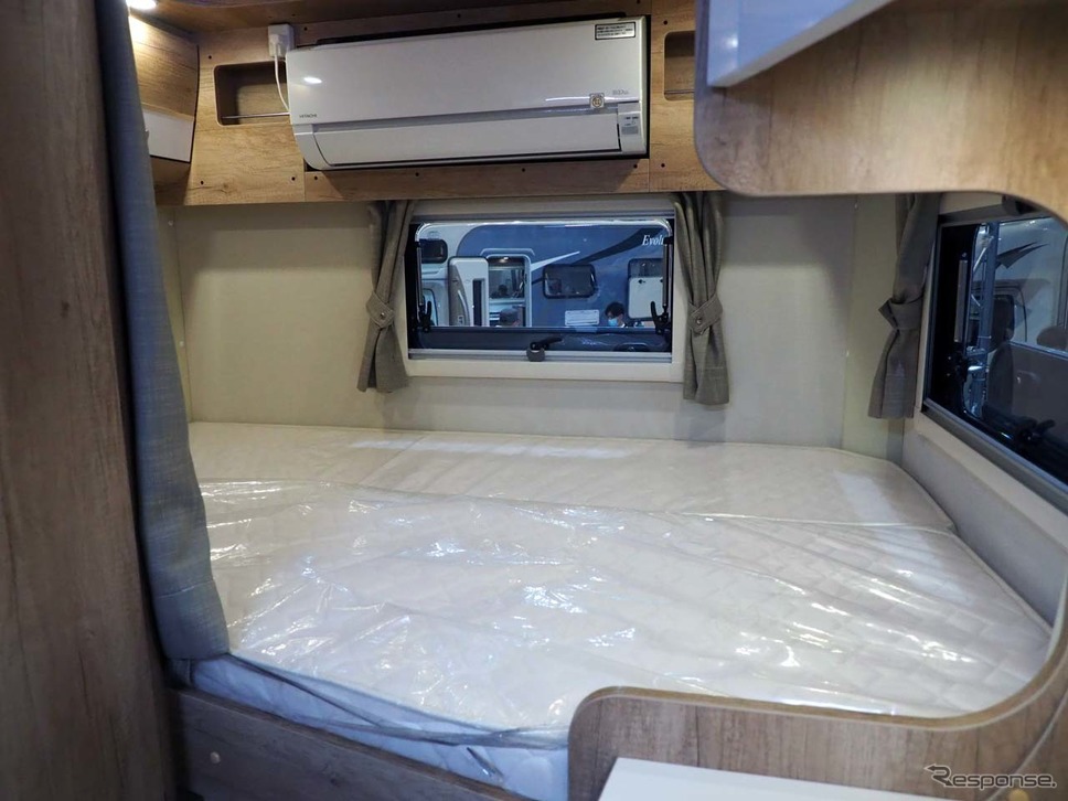 車体後部のベッドルーム。空調を長時間利用するにもハイパーEVOは役立つ