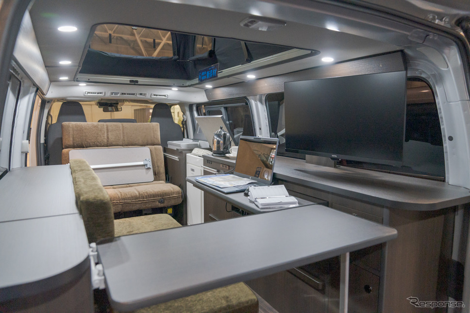 ハイエースの荷室の広さを利用して、大人2名がしっかりと仕事できるスペースが確保されている。《写真撮影 関口敬文》