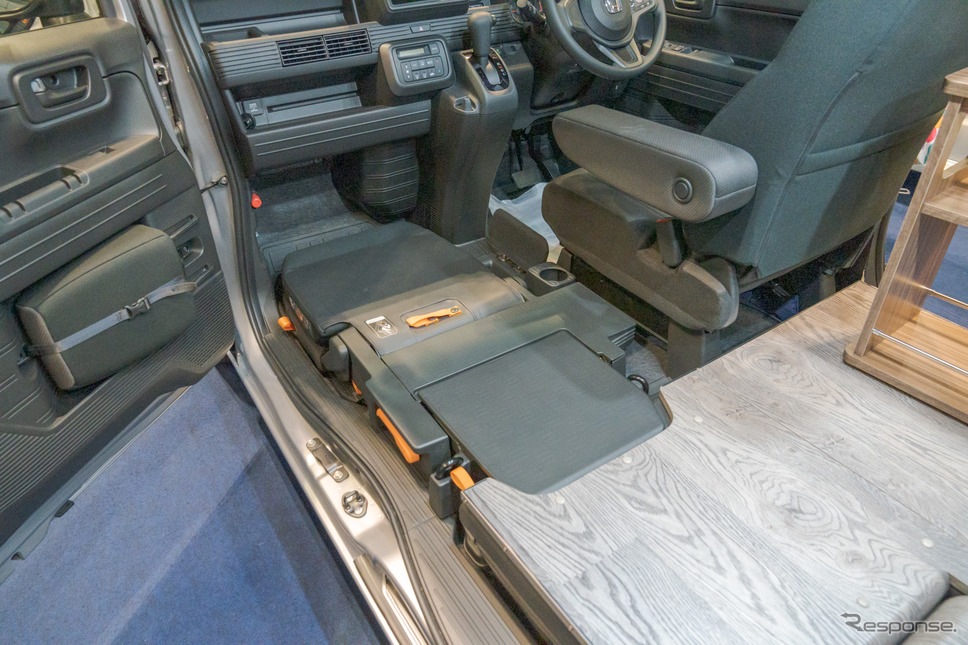 N-VANは、助手席をたたんでおけば、フラット状態となる。《写真撮影 関口敬文》