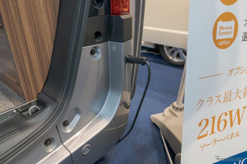 N-VANの外部電源ソケットは、右後部のブレーキランプ下あたりに用意されている。《写真撮影 関口敬文》