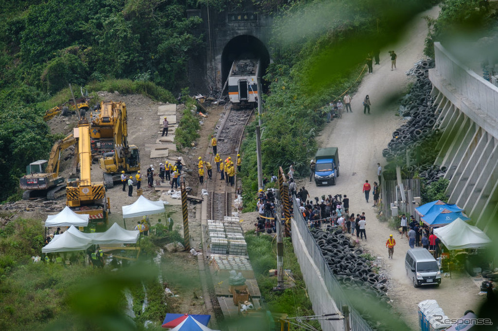 台湾の列車事故現場（4月3日）《Photo by Walid Berrazeg/Anadolu Agency via Getty Images/ゲッティイメージズ》