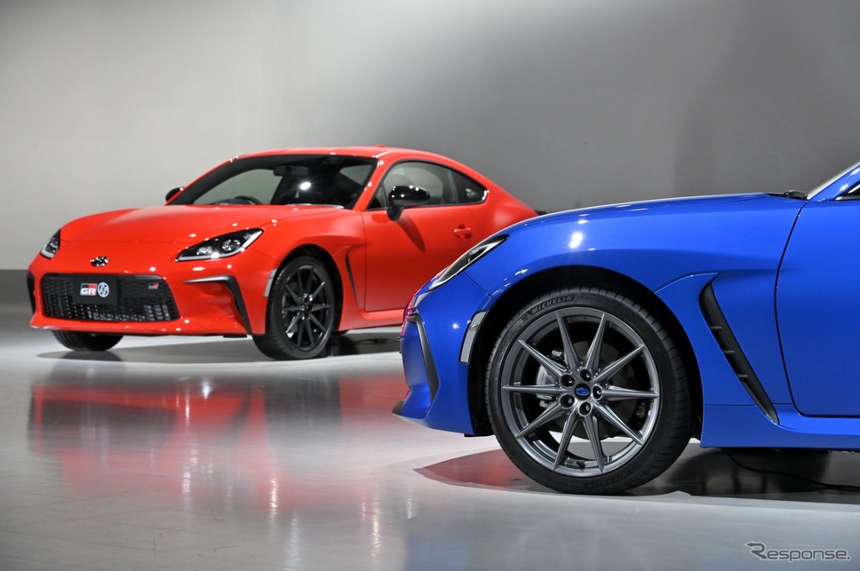 スバル 新型BRZ プロトタイプ(手前)、トヨタ GR86 プロトタイプ(奥)《写真撮影 雪岡直樹》