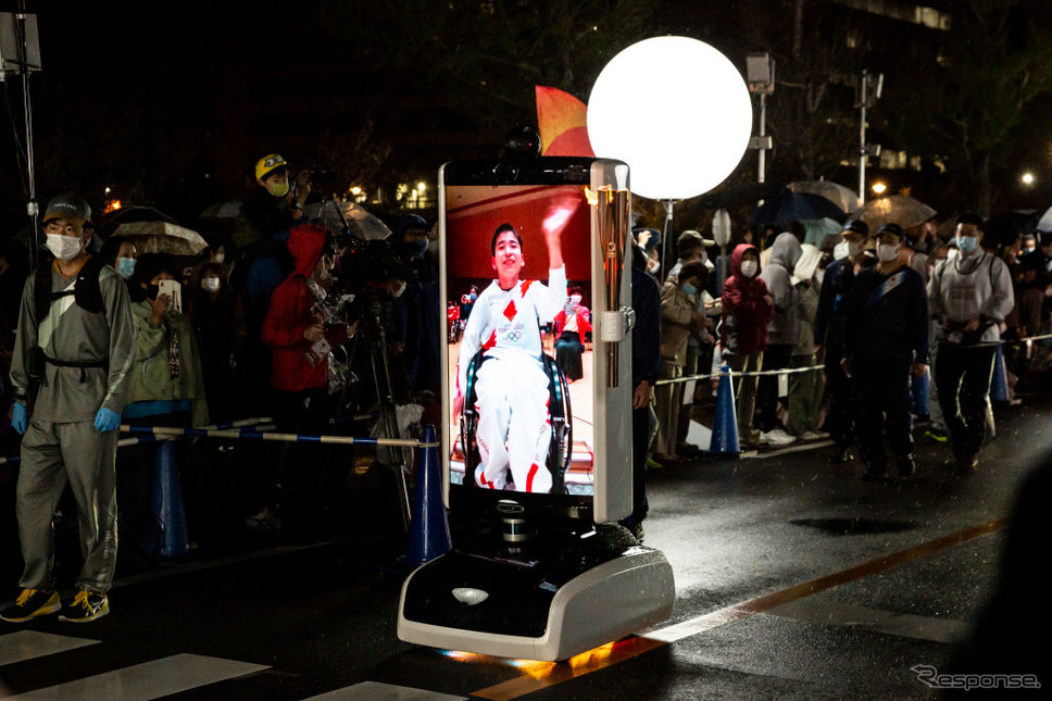 トヨタのバーチャルモビリティロボットも聖火ランナーに《Photo by Yuichi Yamazaki/Getty Images Sport/ゲッティイメージズ》