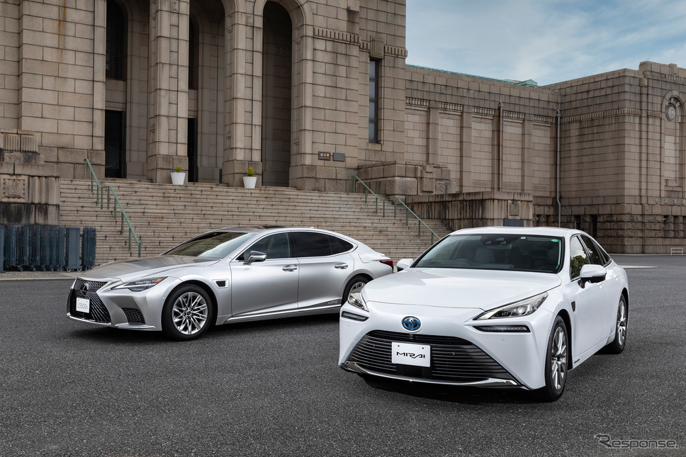 アドバンストドライブを搭載したMIRAI(右)とレクサスLS500h《写真提供 トヨタ自動車》
