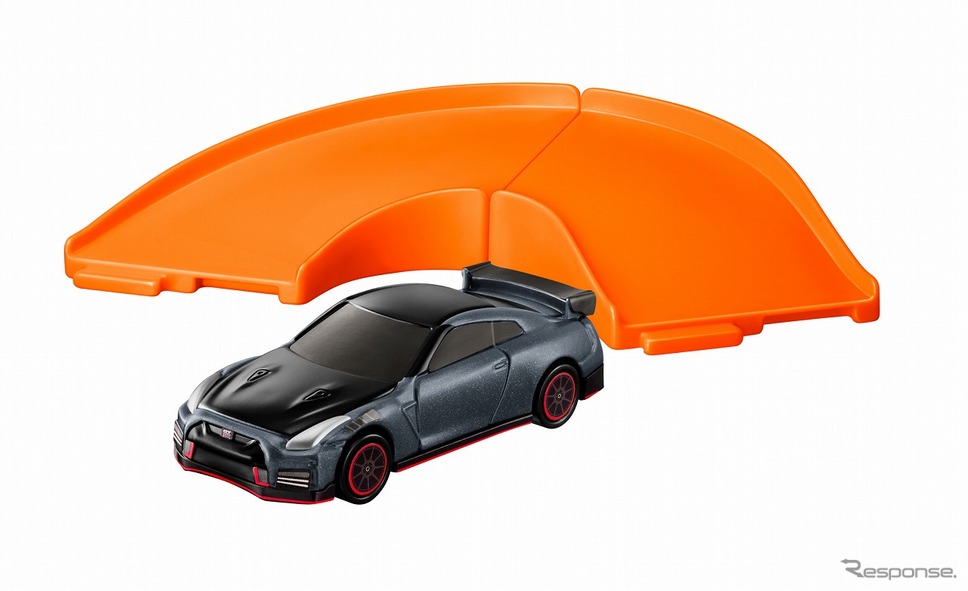 カーブ道路＆日産 GT-R　(c) TOMY《写真提供 日本マクドナルド》
