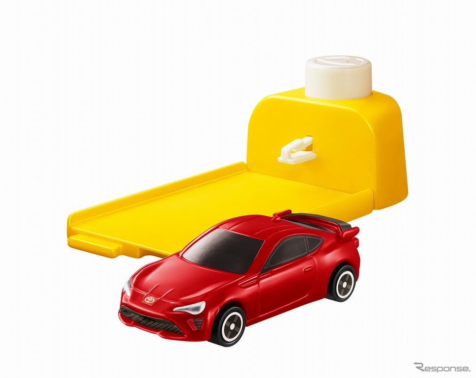 ランチャー付き道路＆トヨタ86　(c) TOMY《写真提供 日本マクドナルド》
