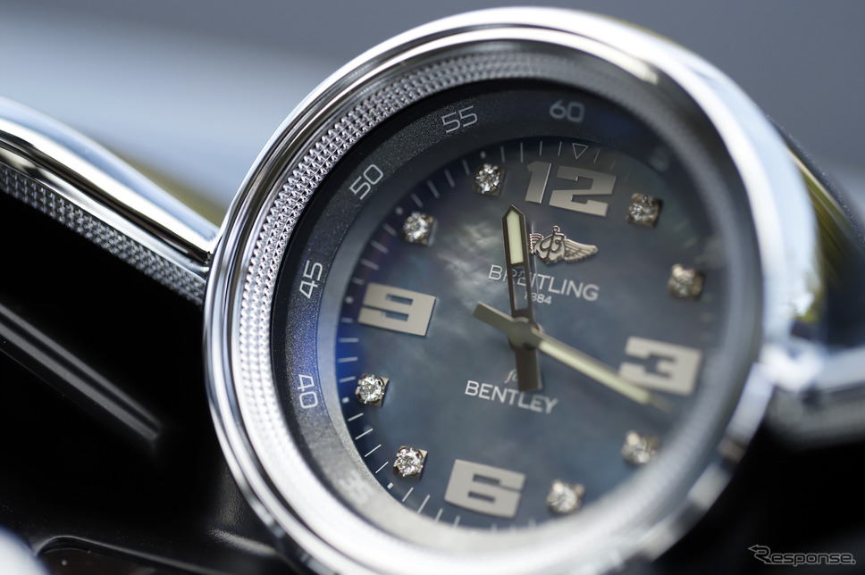 ベントレー ベンテイガ 新型 V8モデル（ブライトリングの時計を装備）《写真撮影 小林岳夫》