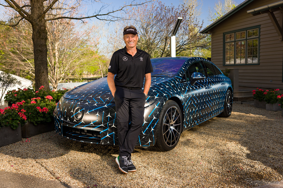 メルセデスベンツ EQS のプロトタイプとプロゴルファーのベルンハルト・ランガー選手《photo by Mercedes-Benz》
