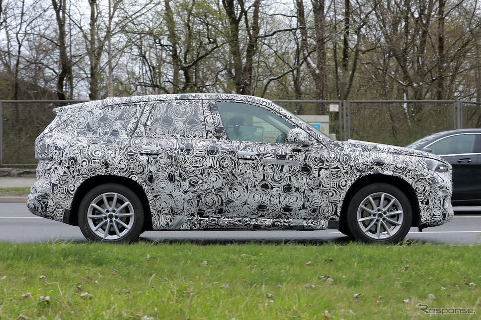 BMW iX1 プロトタイプ(スクープ写真)《APOLLO NEWS SERVICE》