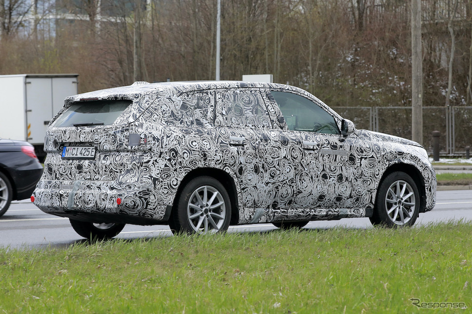 BMW iX1 プロトタイプ(スクープ写真)《APOLLO NEWS SERVICE》