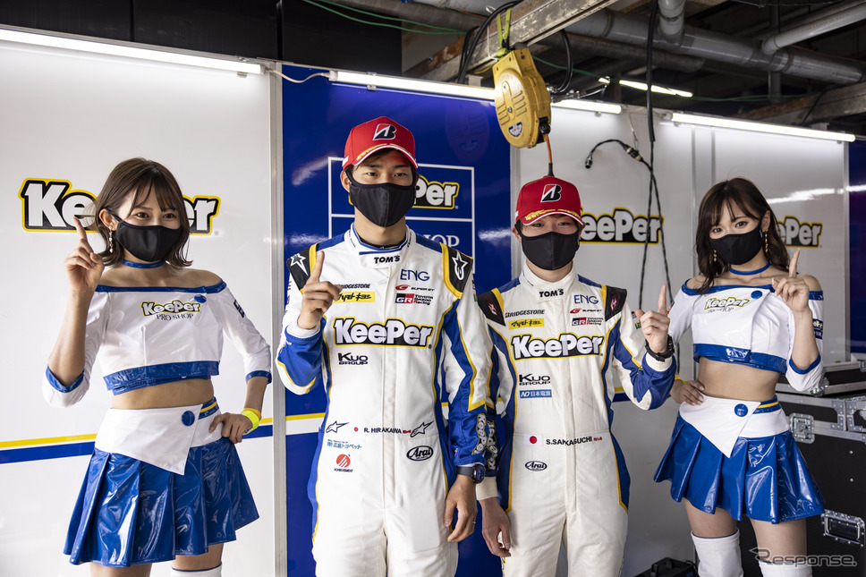 GT500クラスポールポジションを獲得した#37 KeePer TOM'S GR Supraの平川亮(中央左)と阪口晴南(中央右)《写真撮影 益田和久》