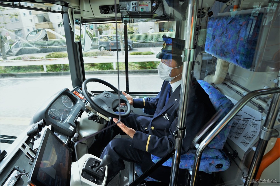自動運転走行中の運転士の様子《写真提供 相鉄バス》