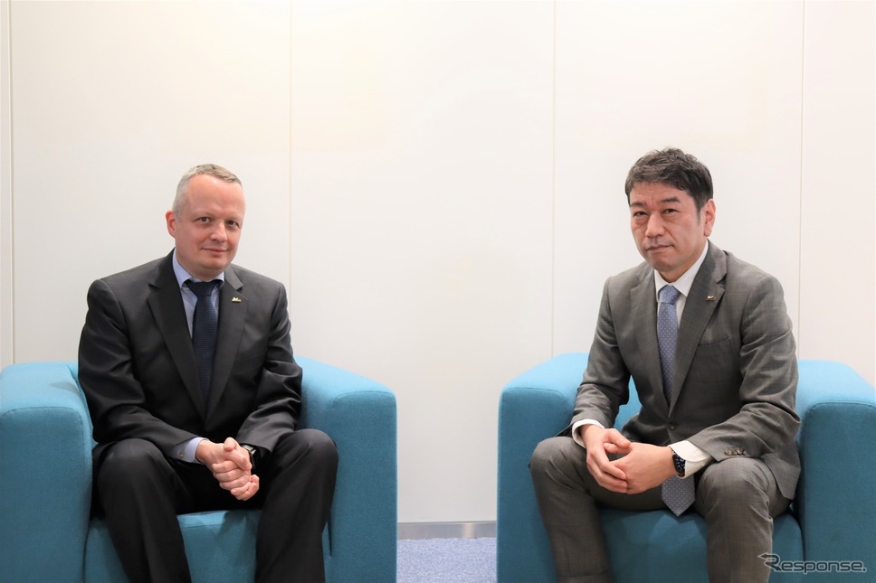 日本ミシュランタイヤ前社長のポール・ペリニオ氏と新社長の須藤元氏《写真 日本ミシュランタイヤ提供》