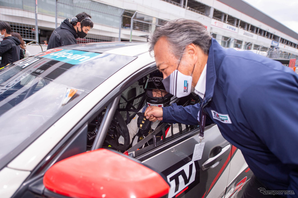 中谷明彦選手（左）と TCR Japan 小林泰司氏（右）《写真撮影 鈴木則彦》