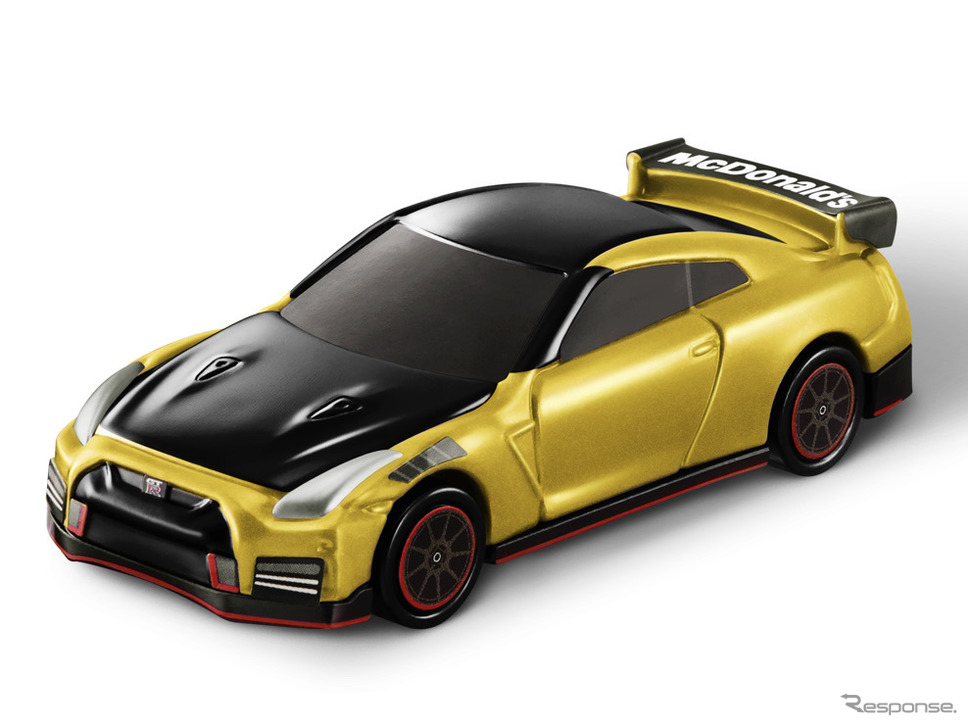 先行公開されたひみつのおもちゃ、日産GT-R NISMO 2022年型ゴールド仕様。リアウイングにマクドナルドのロゴが入る。ホイールに施された赤色のアクセントカラーにも注目。《写真提供 日産自動車》