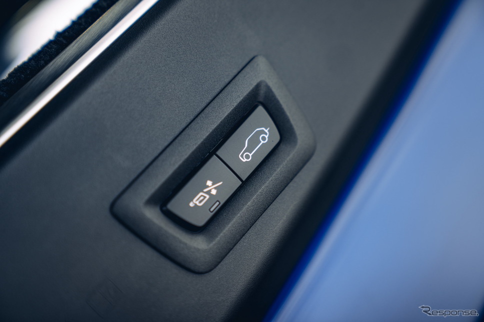 ロールスロイス・カリナン 向けの新カスタマイズオプションの電動引き出し式トレーのスイッチ《photo by Rolls-Royce》