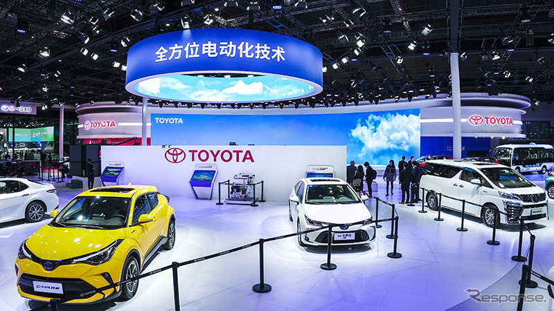 トヨタ・クラウン・ヴェルファイア（右端、上海モーターショー2021）《photo by Toyota》
