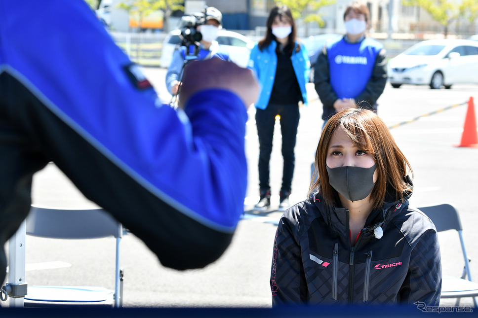 フィードバックの結果を聞く小鳥遊レイラさん。《写真撮影 中野英幸》