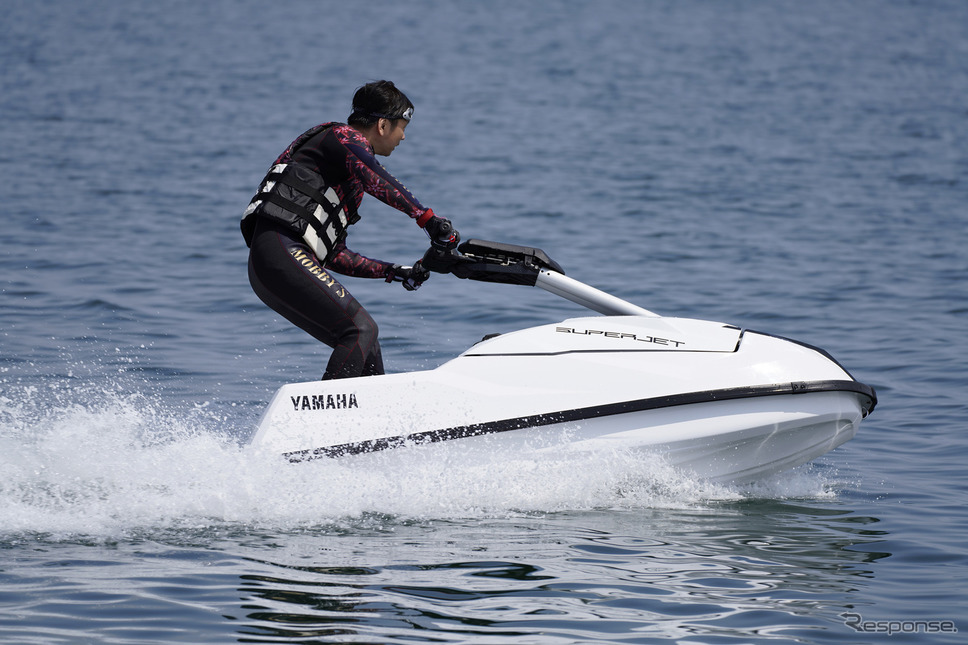 ヤマハの新型マリンジェット『SUPERJET（スーパージェット）』に試乗する青木タカオ氏《写真撮影 柳田由人》