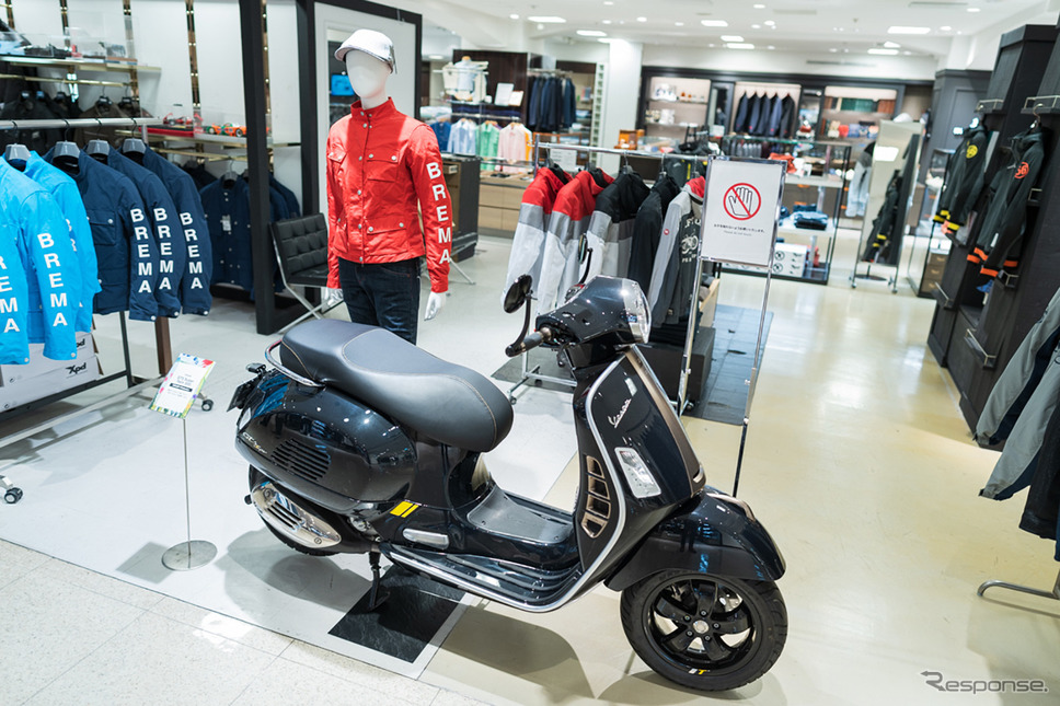 rizomaパーツでドレスアップされたVESPAも展示中《写真提供 Motorimoda》