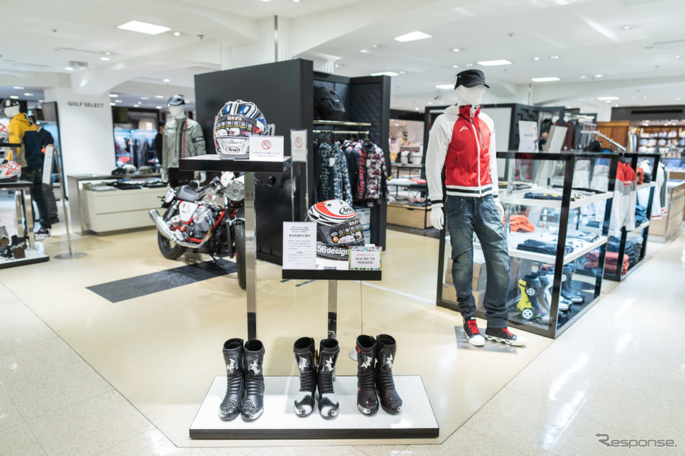 56design × Araiヘルメットのコラボモデルも常時展示中《写真提供 Motorimoda》