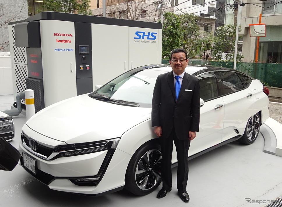 クラリティ・フューエルセル(FCV)と、八郷隆弘前社長《撮影 池原照雄》