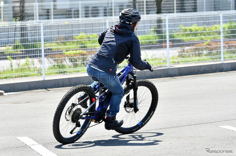 ヤマハのスポーツ電動アシスト自転車『YPJ-MT Pro』に小鳥遊レイラさんがプチ試乗《写真撮影 中野英幸》