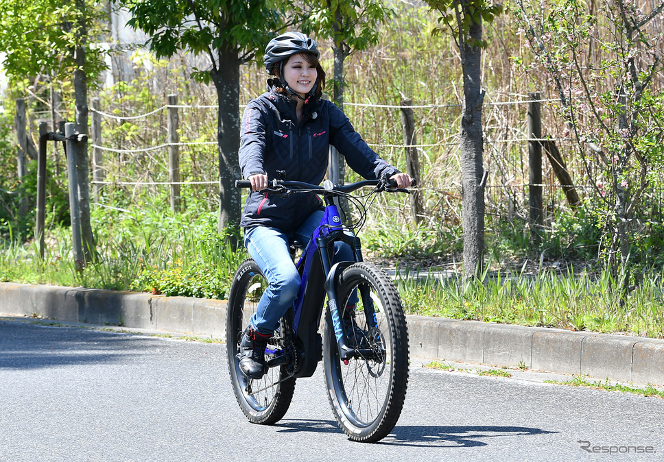 ヤマハのスポーツ電動アシスト自転車『YPJ-MT Pro』に小鳥遊レイラさんがプチ試乗《写真撮影 中野英幸》
