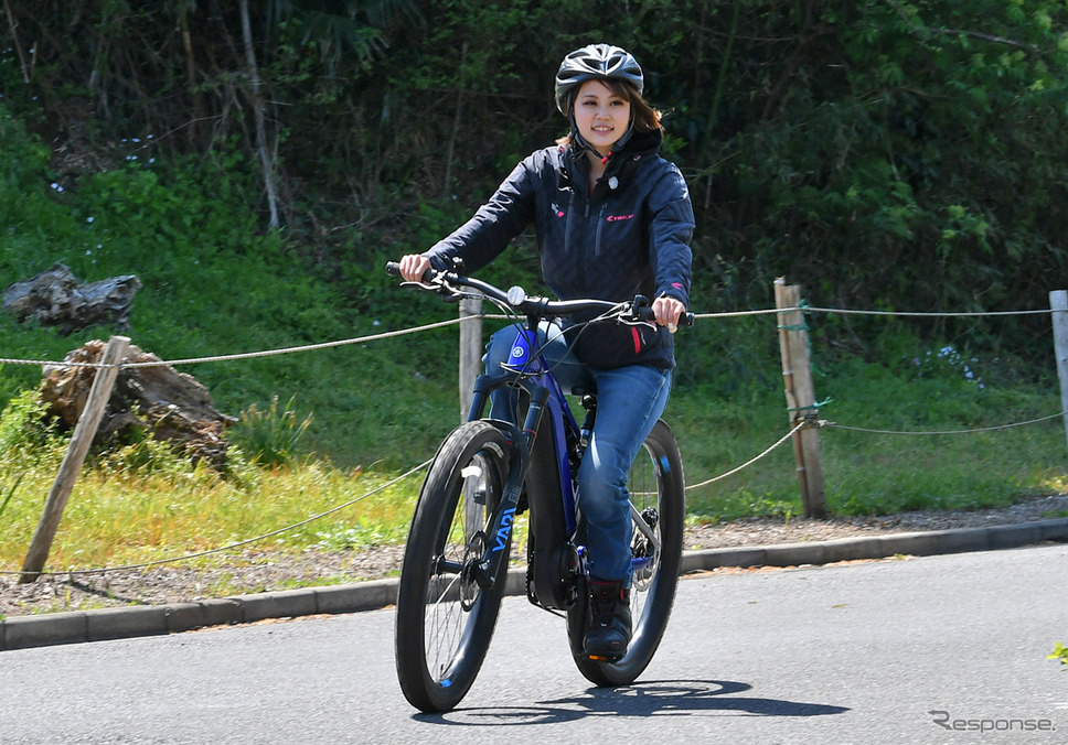 ヤマハのスポーツ電動アシスト自転車『YPJ-MT Pro』に小鳥遊レイラさんがプチ試乗《写真撮影 中野英幸》