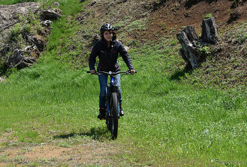 ヤマハのスポーツ電動アシスト自転車『YPJ-MT Pro』に小鳥遊レイラさんがプチ試乗《写真撮影 中野英幸》