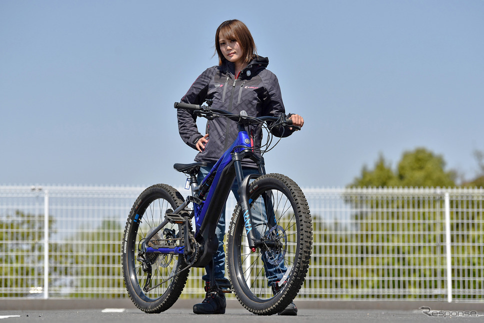 ヤマハのスポーツ電動アシスト自転車『YPJ-MT Pro』に小鳥遊レイラさんがプチ試乗《写真撮影 中野英幸》