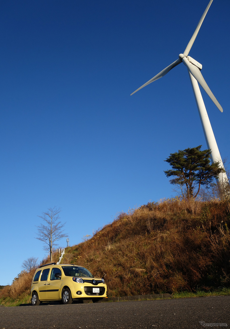 ルノー カングー ZEN 1.2 EDC。茨城北部、プラトーさとみの風力発電機をバックに記念撮影。《写真撮影 井元康一郎》