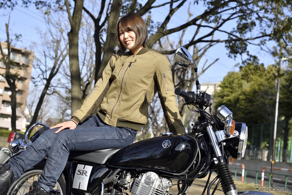 ヤマハ SR400と小鳥遊レイラさん《写真撮影 雪岡直樹》