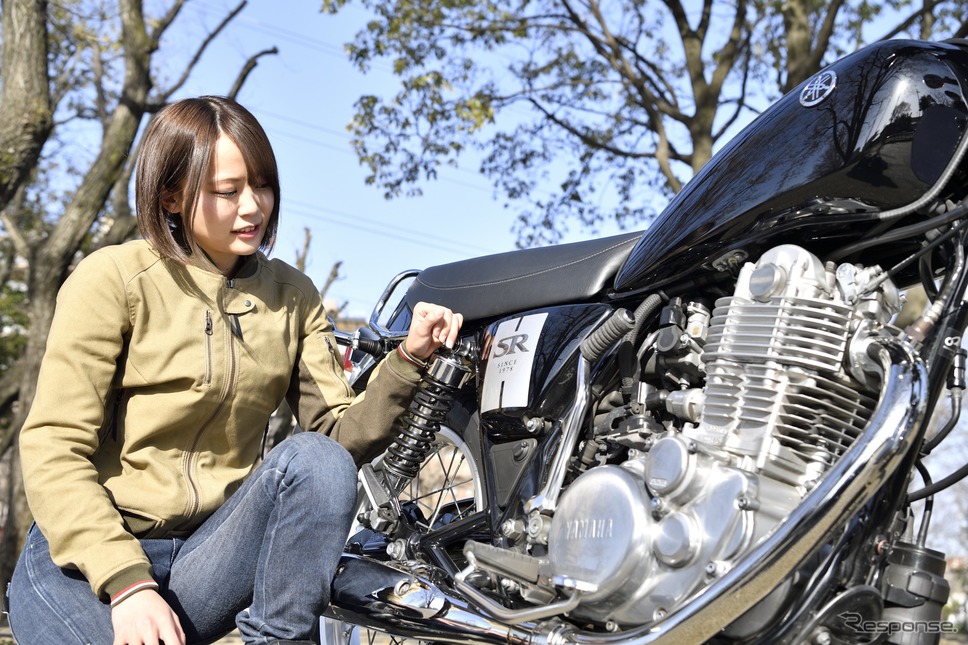 ヤマハ SR400と小鳥遊レイラさん《写真撮影 雪岡直樹》