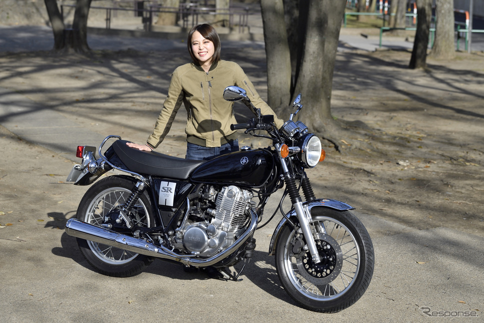 ヤマハ SR400と小鳥遊レイラさん《写真撮影 雪岡直樹》