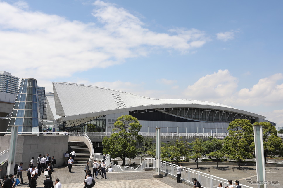 会場のパシフィコ横浜《写真 自動車技術会》