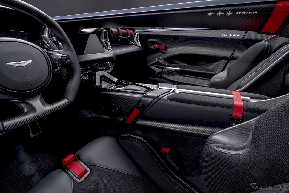 アストンマーティンV12スピードスター《photo by Aston Martin》